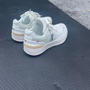 On cloud Women's THE ROGER Pro Clay Tennis Shoes White and Savannah. Size 7